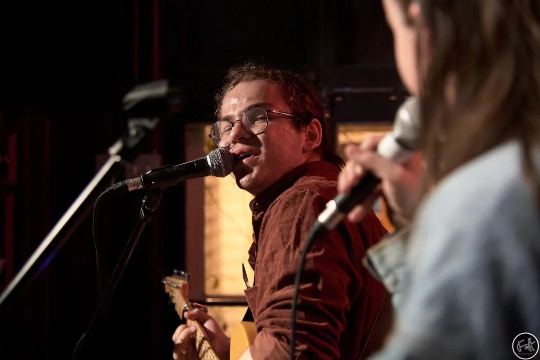 Ludovick Roussy au micro, gros plan en spectacle